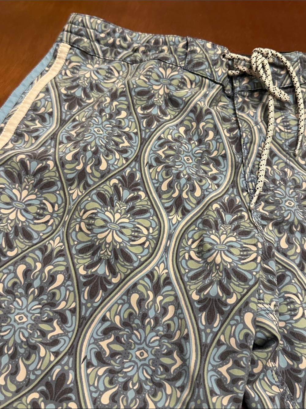 VISSLA Blue Floral-Patterned Men’s Swim Board Shorts - Picture 3 of 14